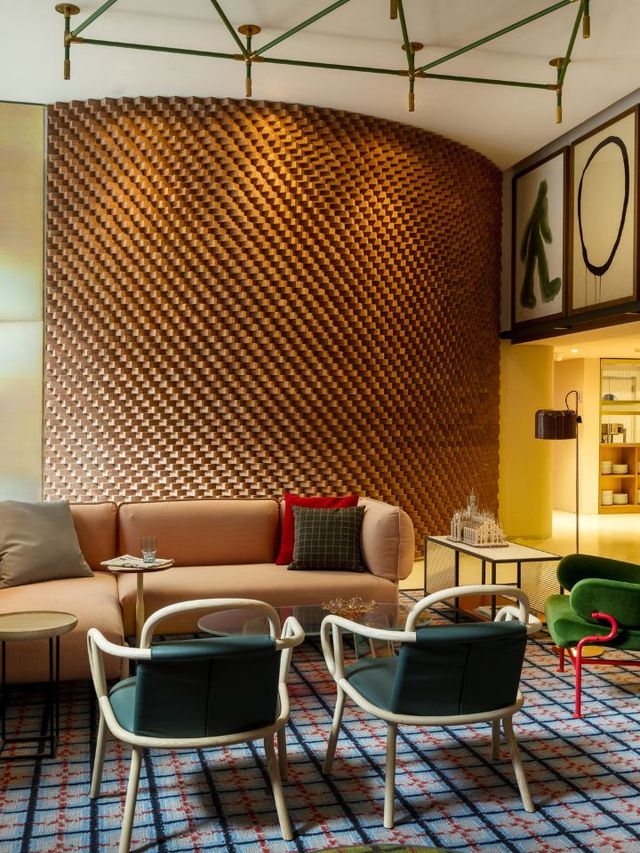 🛏️✨ Milan's Chic Stay: Room Mate Giulia's Charms 🇮🇹
