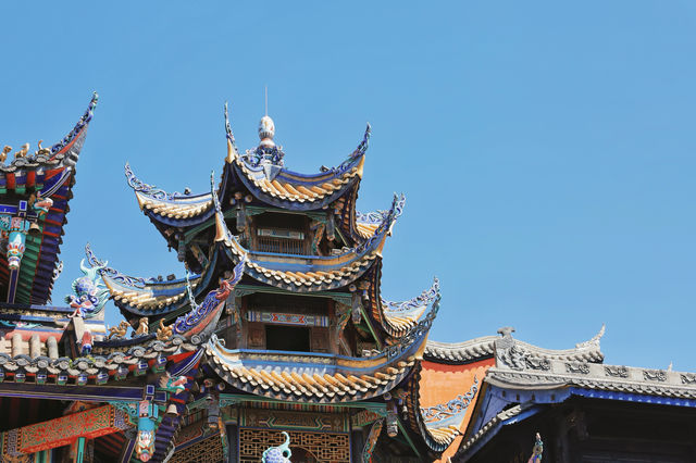 西昌市必到景點之大石板村和靈鷹寺。