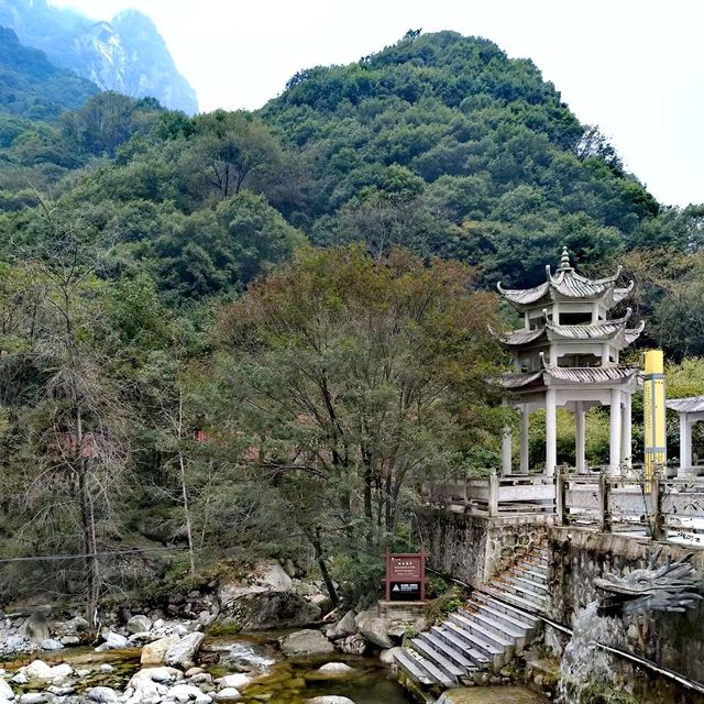 紅河谷森林公園   紅河峽谷久名重，水發山巔布瀑長。
