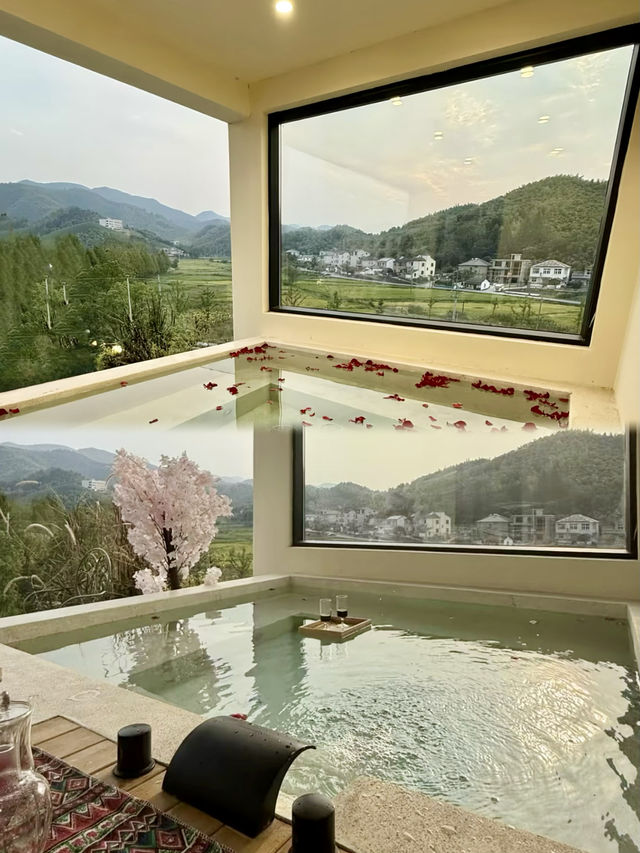 安吉！新開的！頂樓空中花園私湯！好 city 啊！
