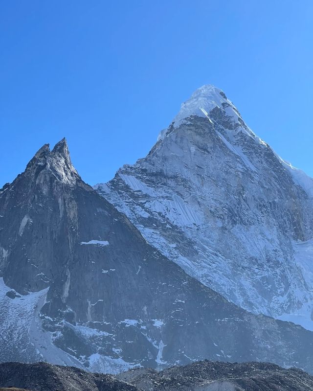 阿瑪達布朗：雪山腳下的壯麗之旅