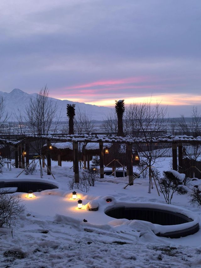 新疆溫泉酒店天花板！房間有私湯！出門就是雪