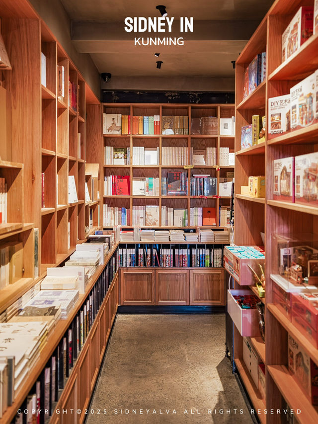 昆明翠湖邊五層樓的新獨棟書店🏡