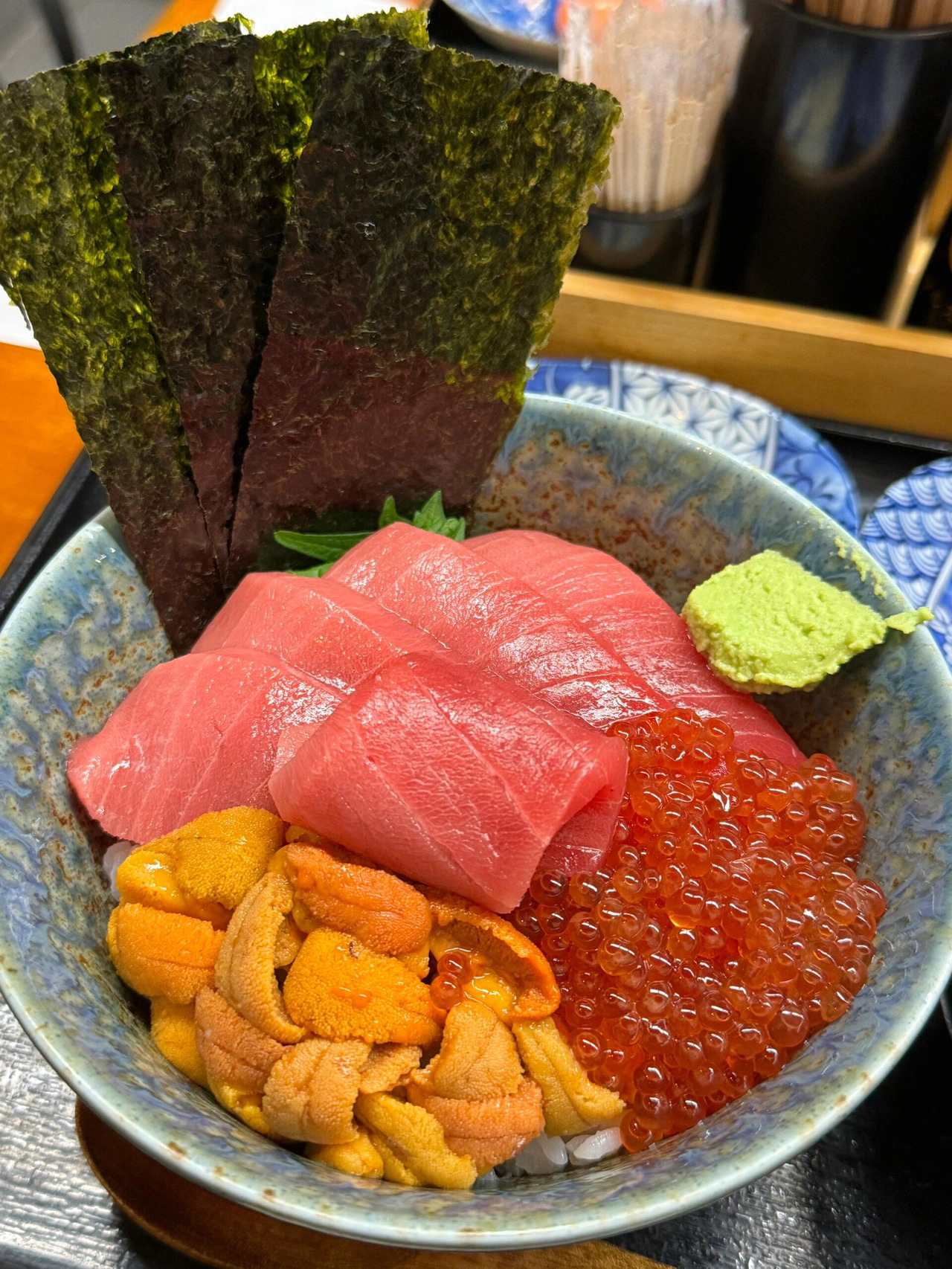 #大阪美食攻略 救命！這家海鮮丼直接讓我封神！說是大阪最值得排隊的餐廳一點不誇張，凌晨5點爬起來坐首班地鐵衝過去，到現場已經人山人海😭

點了兩碗招牌丼飯直接原地昇天！「金槍魚海膽鮭魚籽丼」額外加了卵黃，鮭魚籽顆顆爆汁，完全沒有腥味；北海道海膽入口即化，金槍魚中腹肥瘦適中，一口下去鮮到發抖！「三文魚帆立貝海膽丼」更是絕了，帆立貝鮮甜嫩滑，三文魚油脂豐富卻一點不膩，每一口都是大海的味道！

餐廳後面就是魚市場，買了北海道海膽回家，晚上吃依舊新鮮到不行～血淚提醒👇
⏰6:30營業，5:30就開始排隊，7點後隊伍直接排到馬路
🍚飯限量供應，11點前常售罄
💴只收現金，千萬記得帶鈔票！

海鮮控快衝，這波早起真的血賺不虧！！