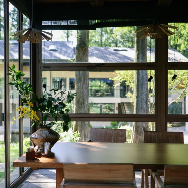 良渚｜隱藏於古樹深處，住進山系美學民宿
