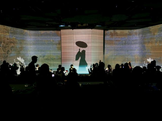 Shanghai is TOO AHEAD OF THE GAME! Eating Pretty Food in an Immersive Theater!