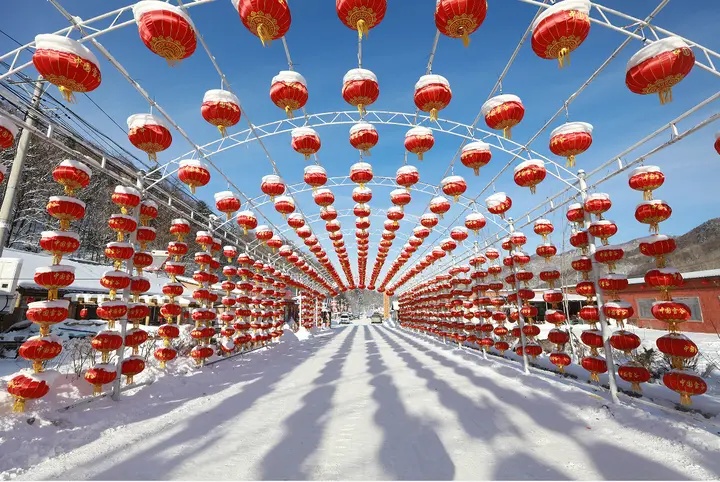 Located in the Dahesheng Forest Farm of Shanhetun Forestry Bureau in Wuchang City, the national AAA-level tourist scenic area "China Snow Valley" is about to start its seven-month-long ice and snow season. Situated on the western slope of Zhangguangcai Ridge, at the foot of Datudingzi Mountain, it begins to snow every October. The snow season is long, with an average snow depth of over 2 meters and excellent snow quality, making it one of the regions with the richest snow resources in Northeast China. Snow Valley offers many highlights, including skiing, ice skating, high-speed snow tubing, snowmobiling, horse-drawn sledding, ice fishing, and other diverse ice and snow experiences, allowing visitors to fully enjoy the fun of winter. It is just one mountain away from China Snow Town and connected by a 15-kilometer "Brave Crossing" hiking trail. Along the way, the snow-covered forests and rime ice scenery make it a paradise for photography and hiking enthusiasts. Visitors can step on the fluffy snow, listen to the crisp sounds, feel the unique winter rhythm of the Snow Valley, and gain healing and romance. The scenic area is currently making final preparations before opening. This winter, come to this icy and snowy secret land to unlock numerous magical winter experiences and create unforgettable memories!