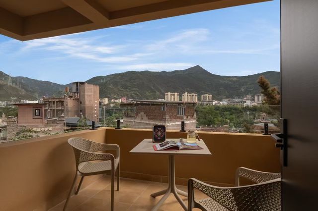 在暮山，尋回被時間溫柔以待的治癒

長久以來，我被一個問題所困擾：我們終其一生忙碌奔波，究竟是為了抵