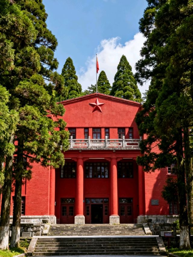 江西廬山：瀑布從雲端跌落山谷，雲霧漫過石階時，一步一景