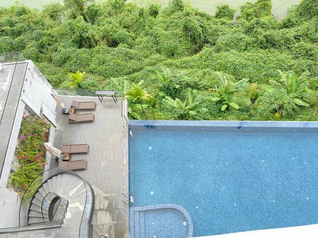 抱走這份版納江景酒店無邊泳池太絕了