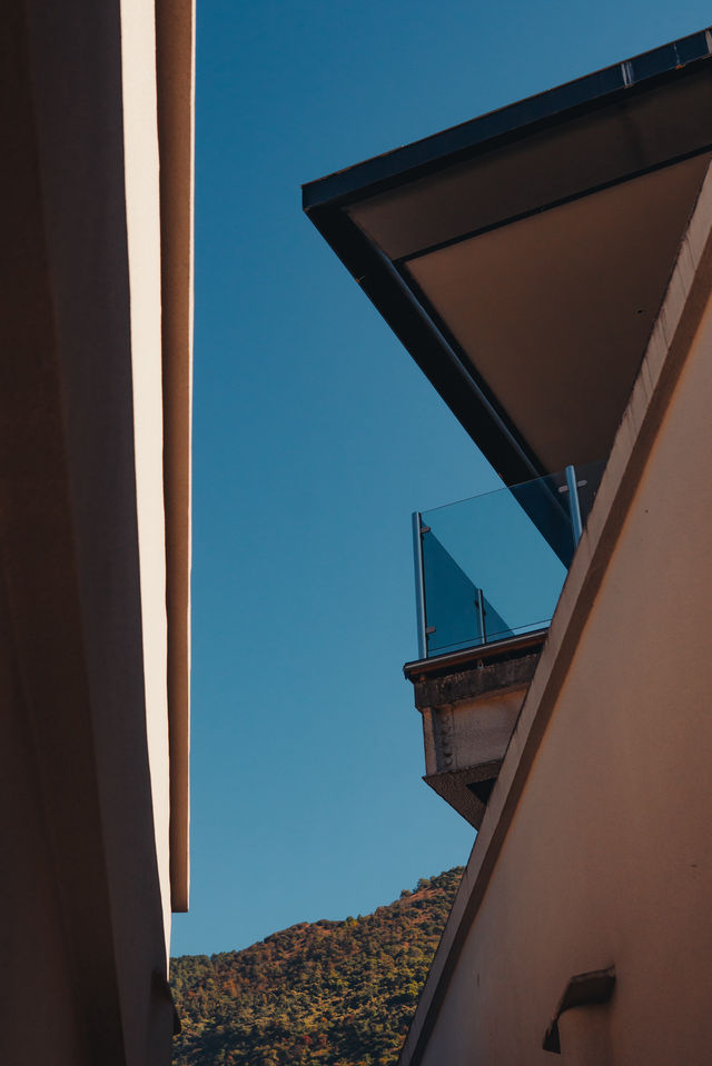 即將新開！推開窗就是高黎貢山！睡在怒江大峽谷懸崖上的酒店