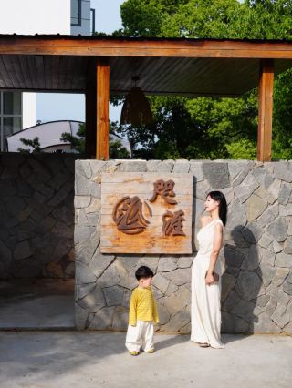 Family-friendly accommodations with ceilings, mountains and seas, a relaxing retreat for families with kids.