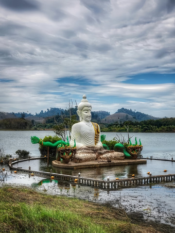タイ東部の奇観を探検、パドルボードで水中の大仏と出会う！ | Trip