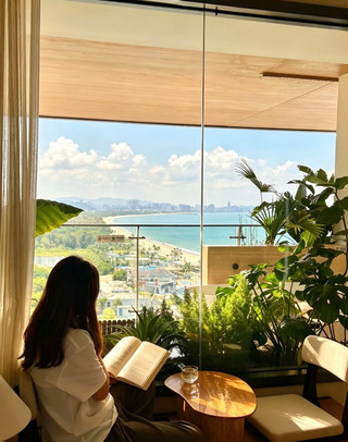 Soak in the bathtub in your room and take in the vast sea of Jinmachang Bay