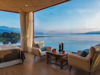 Dali Erhai S-Bay | This homestay lets you watch the sea from bed