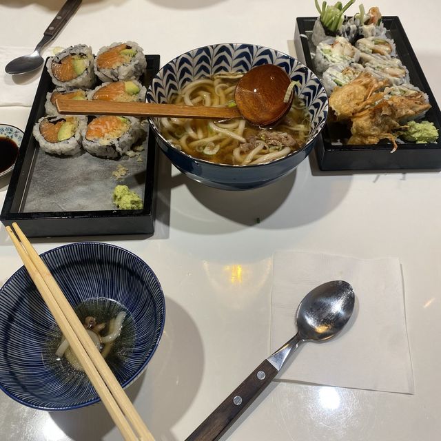 익선동 초밥, 롤 맛집 “롤인익선”. 연어아보카도롤 드세용!