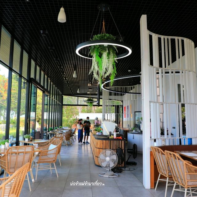 Miss T Cafe & Restaurant คาเฟ่สุดชิคริมทะเลหัวหิน