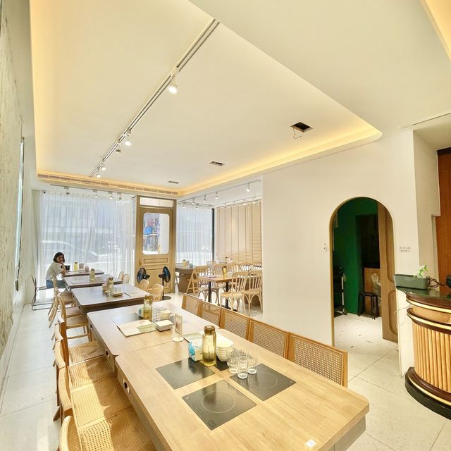 多人出遊苦找高CP值餐館？在地人帶路吃好吃飽不踩雷美美舒適用餐空間！