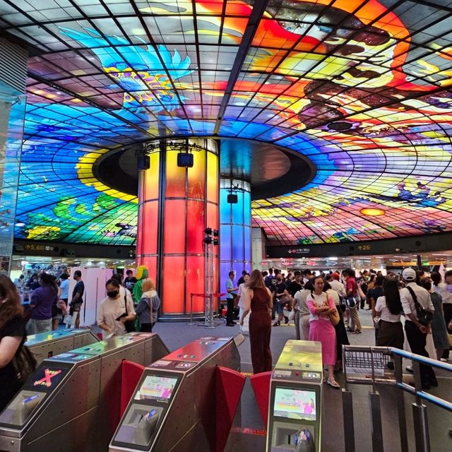 搭捷運輕軌輕鬆遊高雄特色景點