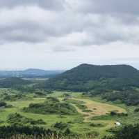 🌳 넓직한 풍경과 풍차 풍경이 보이는 백약이오름