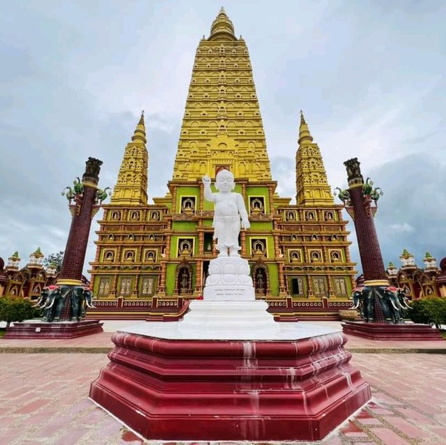 วัดมหาธาตุวชิรมงคล วัดสวยแห่งเมืองกระบี่ 