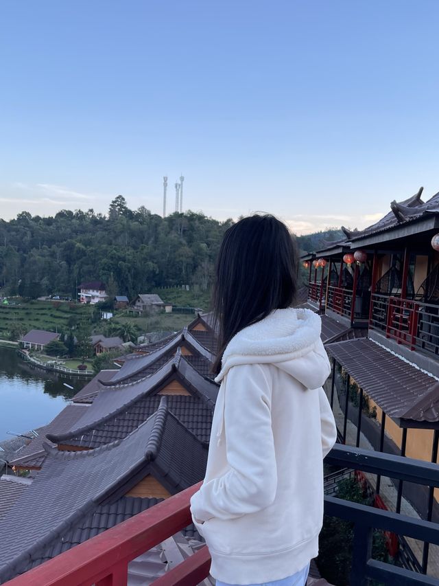 ชาสารักไทย มองเห็นวิวทะเลสาบได้แบบพาโนราม่า ⛩️