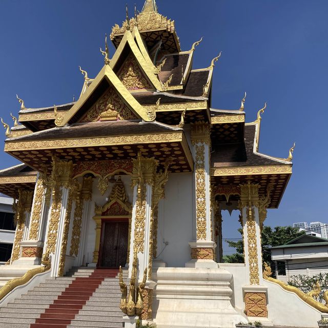 街中歩いてると突然現れる寺院っぽい柱！？Vientiane City Pillar (Hor Lak Muang)