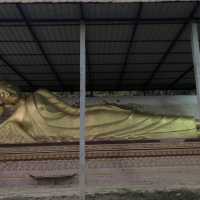 燦然と輝く黄金の仏塔　Samakkhixay Stupa