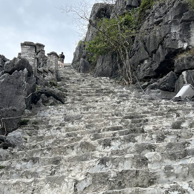 Nigh binh dragon mountain