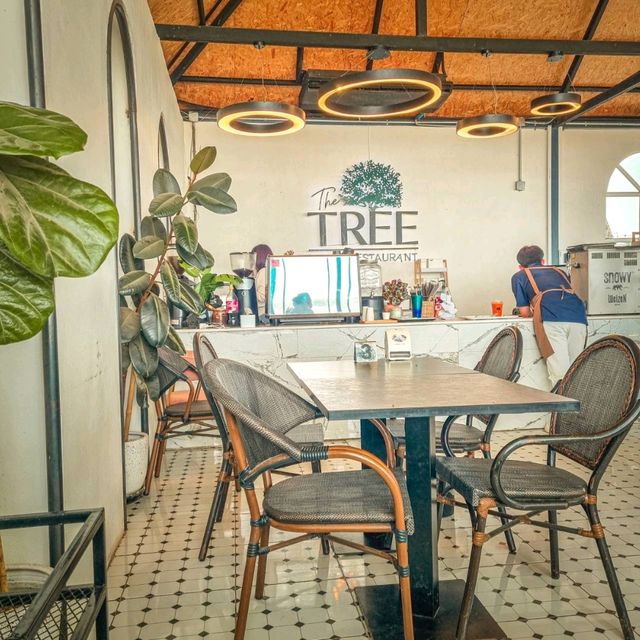 The TREE Cafe&Restaurant 🌳🌴 คาเฟ่ต้นไม้ใหญ่ ริมแม่น้ำโขง