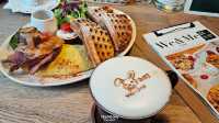 信義區可全天侯享用早午餐，窗邊就能欣賞101大樓城市景色的We & Me Cafe