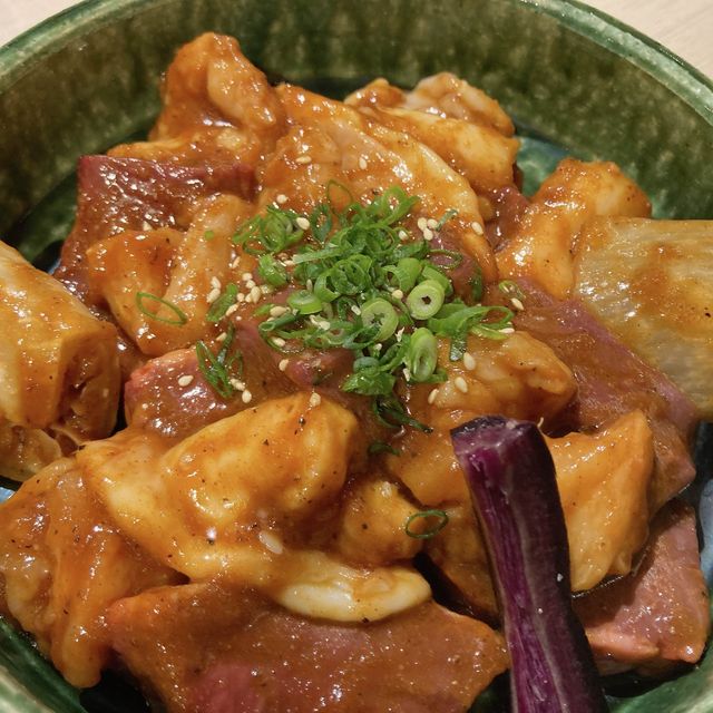 仙台で初の生肉提供店！高級感ある店内で食べるのは極上ユッケ丼