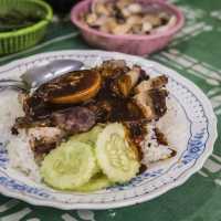 ร้านข้าวหมูกรอบ ขวัญใจคนท้ายเหมือง