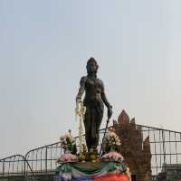 อนุเสาวรีย์พระนางจามเทวี