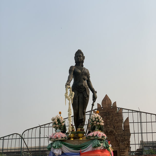 อนุเสาวรีย์พระนางจามเทวี