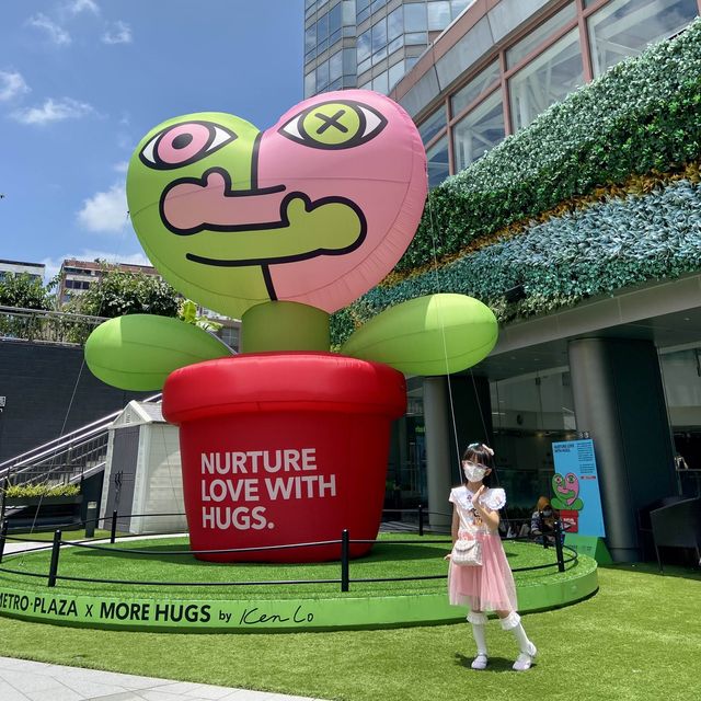 葵芳擁抱主題藝術裝置