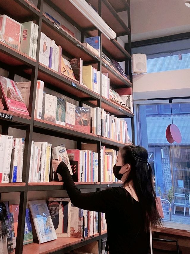 📚 Ceiling high bookshelves
