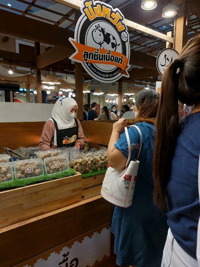 เดินหาของกินในงาน ฮาลาล มหานคร