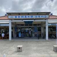 沖縄今帰仁「古宇利島の駅ソラハシ」新鮮な沖縄県産フルーツやカフェ、フードコート、土産が揃うおすすめ南国の道の駅