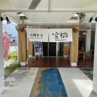 沖縄今帰仁「古宇利島の駅ソラハシ」新鮮な沖縄県産フルーツやカフェ、フードコート、土産が揃うおすすめ南国の道の駅