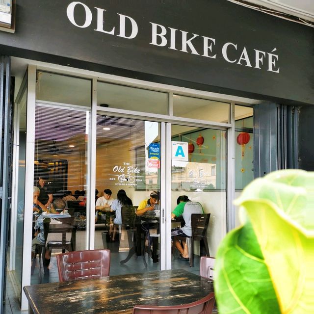Old Bike Cafe, nice cafe in a small town! ☕
