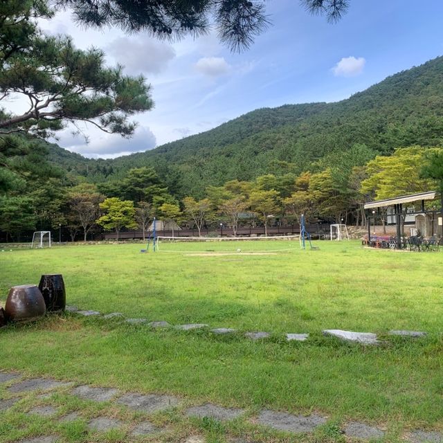 산청의 산뷰를 한 눈에 볼 수 있는, 크리스마스 빌리지 카페