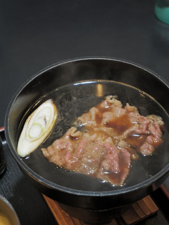 「信州牛肉鍋和涮涮鍋，寬敞舒適的輕井澤餐廳」