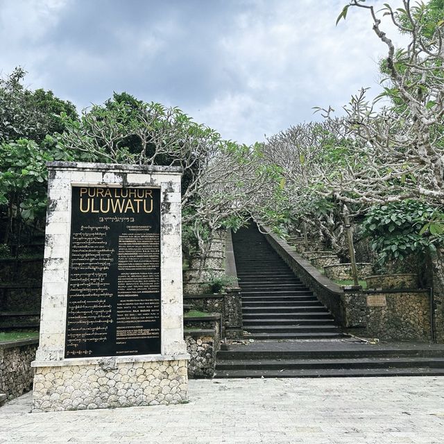 Uluwatu Temple วัดฮินดูที่ขึ้นชื่อในบาหลี