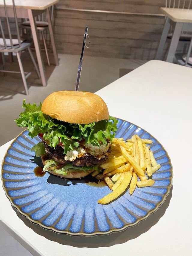 【福岡カフェ】とっても満足できる！大きくてジューシーなハンバーガー