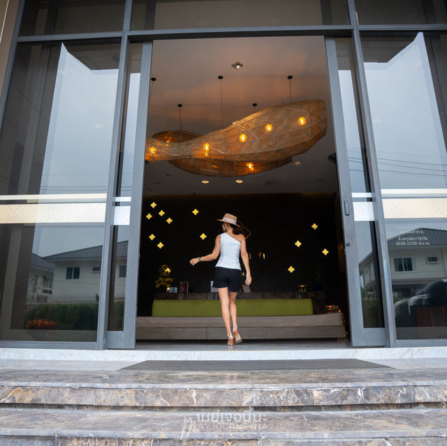 ที่พักใกล้สนามบินสุวรรณภูมิ ใส่ชุดไทยทำคอนเท้นต์ได้