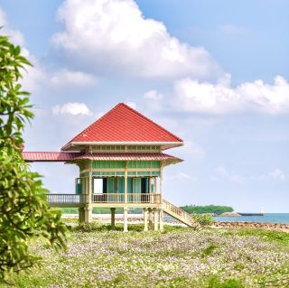 Hua Hin: Beachfront Royal Heritage  🏖️🌙