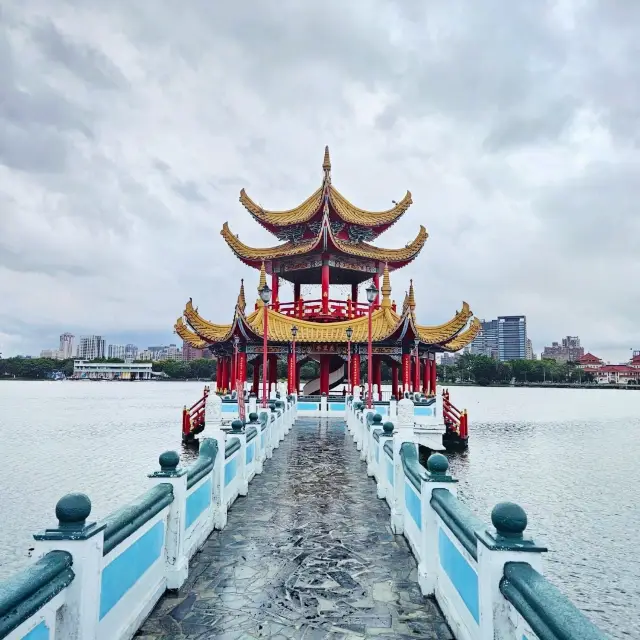 【Kaohsiung】Dragon and Tiger Pagodas.