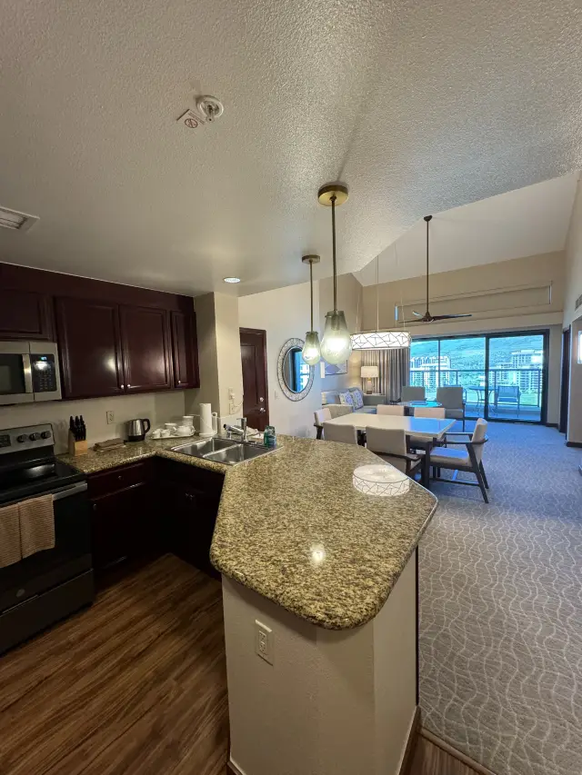 Breathtaking Views! Comfortable Amenities! Stay at the Marriott Ko Olina Beach Club Penthouse.