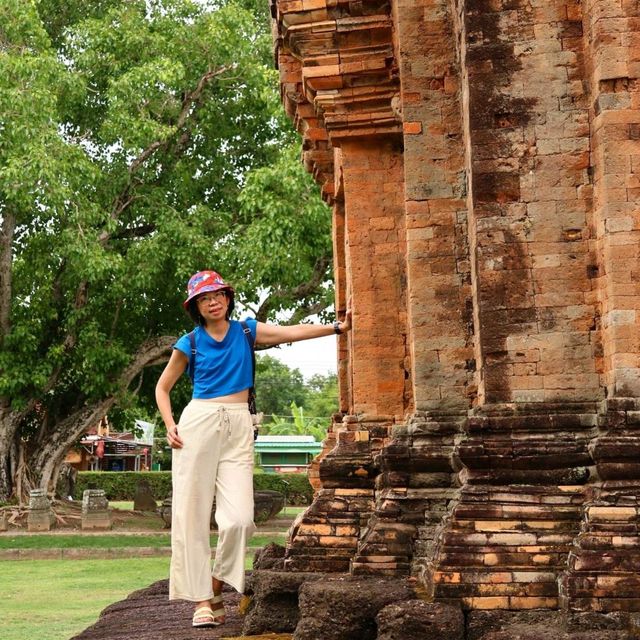 ปราสาทศีขรภูมิ งามสง่า เสน่ห์ศิลปะขอมโบราณ